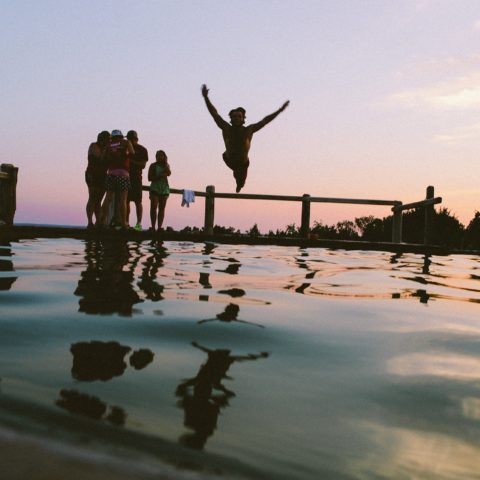 swimming-388910_1920